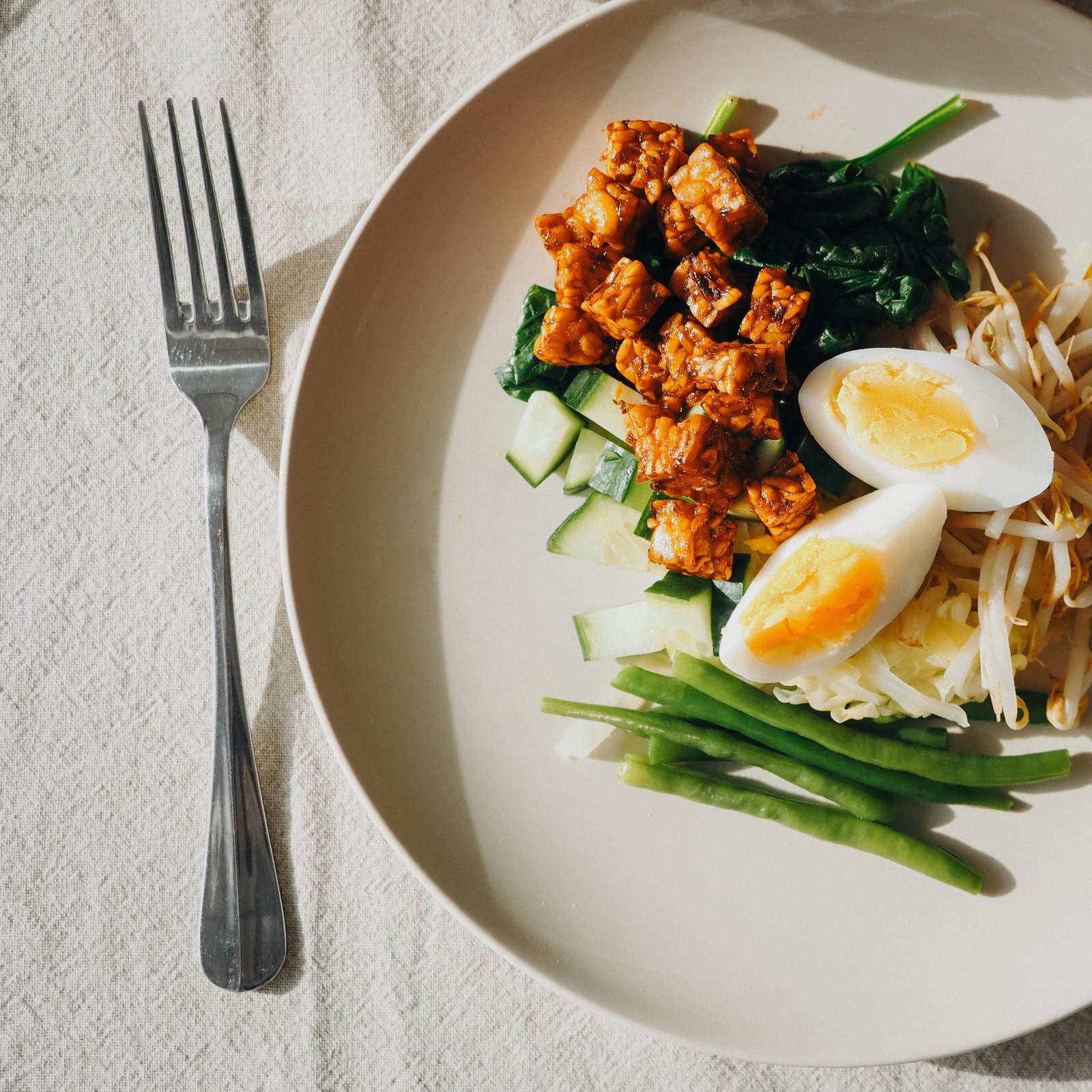 Healthy bowl with vegetables and tempeh